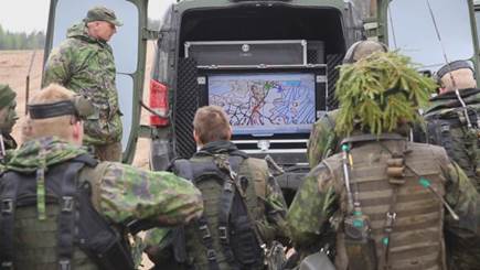 Sotilaat seuraavat koulutusta pakettiauton tavaratilassa olevalta näytöltä